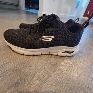 Men's Skechers - Size 10